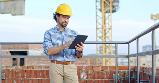 Man på byggarbetsplats